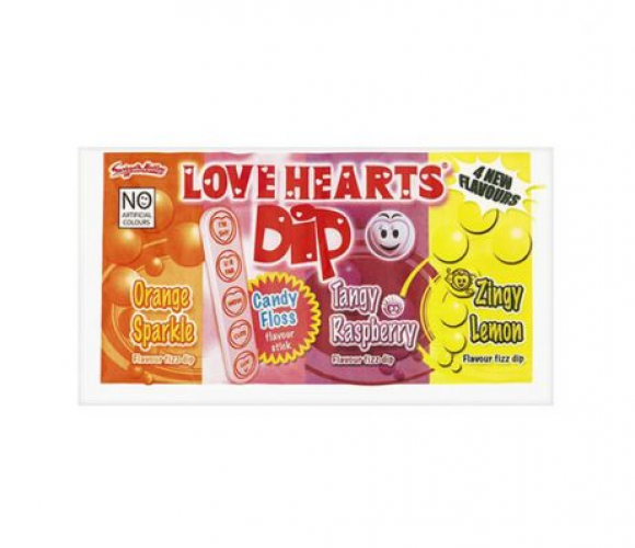 Swizzels Love Hearts Dip combineert de klassieke smaak van Love Hearts met heerlijke sorbet. Elk pakje bevat drie sorbet-dips - sinaasappelfonkeling, pittige framboos en pittige citroen, met een Love Heart-stick met suikerspinsmaak om te dippen 